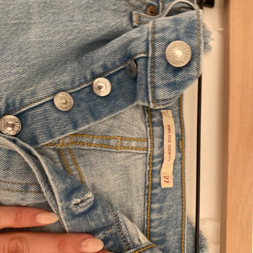 Levi’s Rib Cage Denim Short - Picture 3 of 5